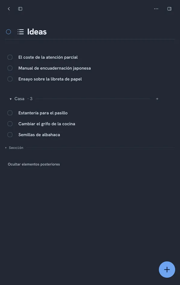 La lista Ideas de Lumbre en una ventana estrecha: tres tareas sueltas y una sección Casa con otras tres, el enlace «+ Sección», la opción «Ocultar elementos posteriores» y el botón flotante de añadir tarea.