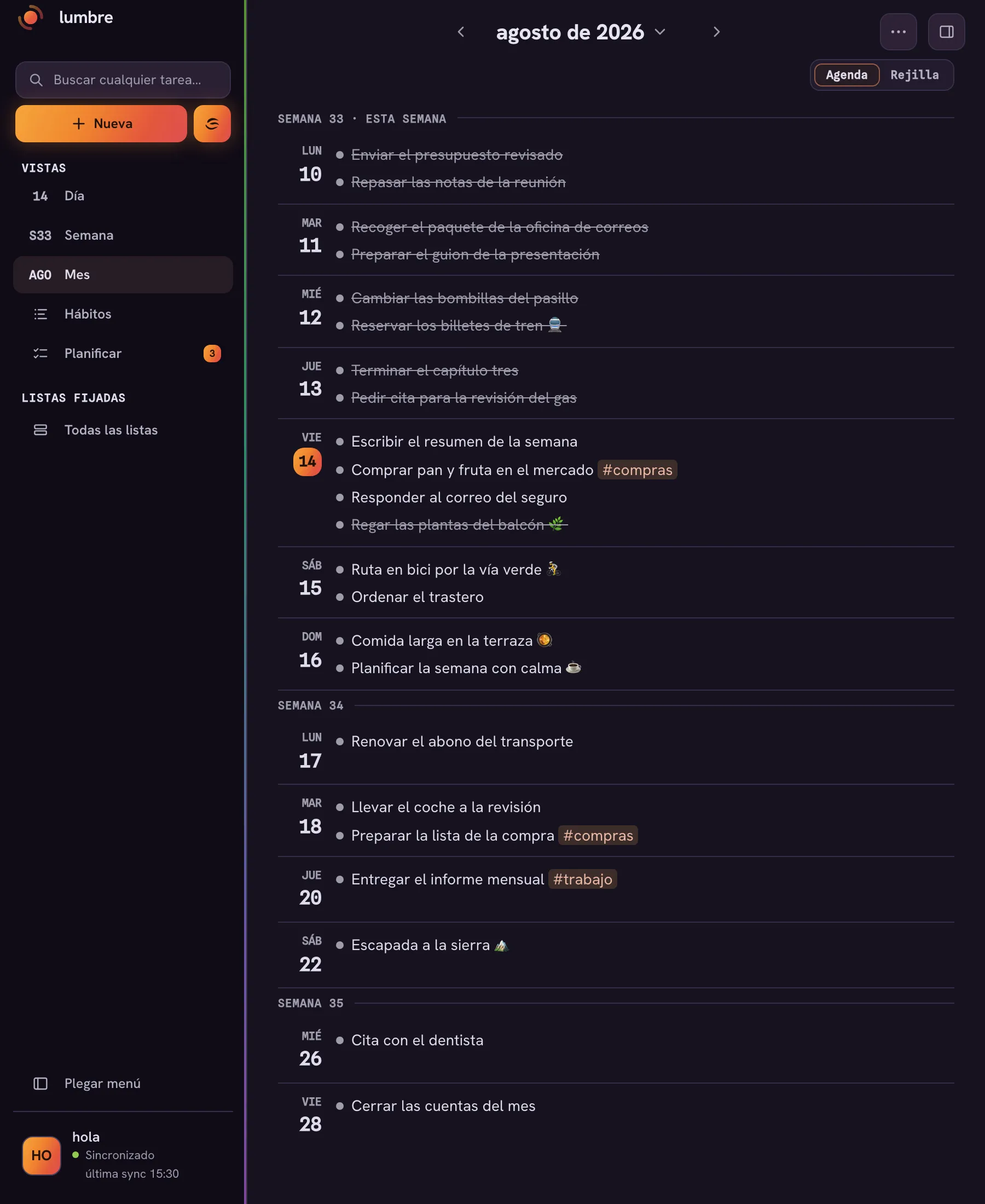 Vista Mes de Lumbre en modo Agenda: las tareas de agosto agrupadas por semana y por día, con el día de hoy resaltado en naranja, las tareas hechas tachadas y alguna etiqueta como #compras.