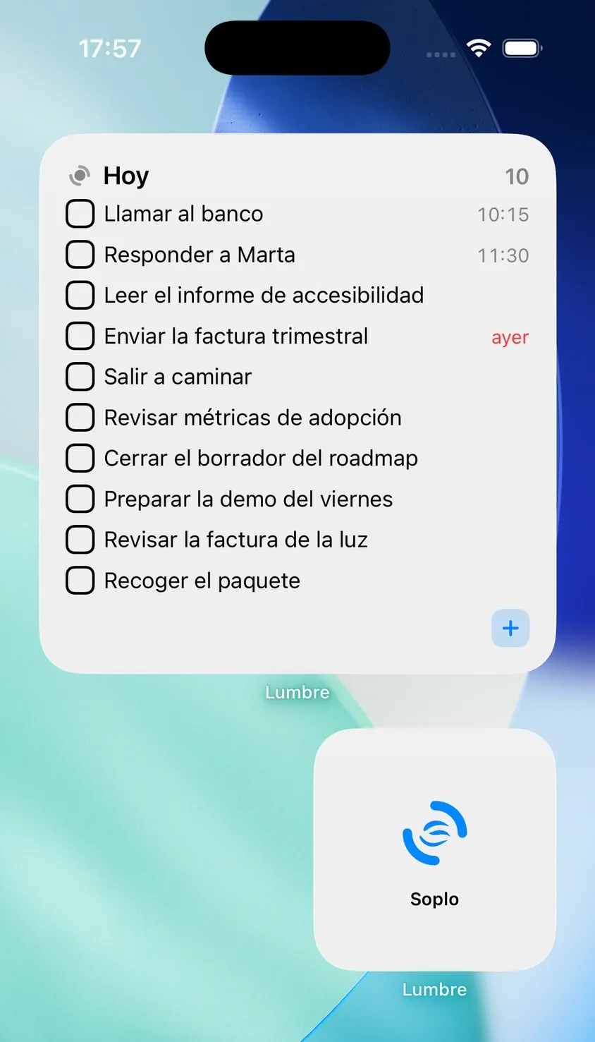 Pantalla de inicio de un iPhone con dos widgets de Lumbre: el grande, «Hoy», lista diez tareas con sus casillas, dos con hora y una marcada «ayer» en rojo porque viene rodada del día anterior; debajo, el widget pequeño de Soplo, el dictado por voz.